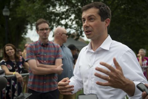 South Bend Indiana Mayor Pete Buttigieg talks with voters at College Green Park in Iowa City on Monday, Sept. 2. (Hanna Kinson/The Daily Iowan)