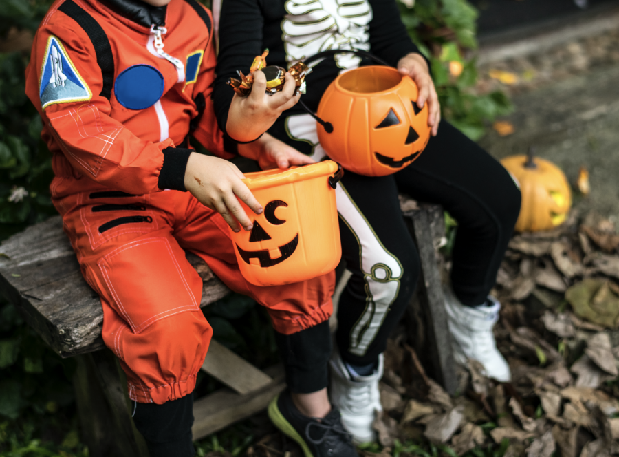 Little+children+trick+or+treating+on+Halloween