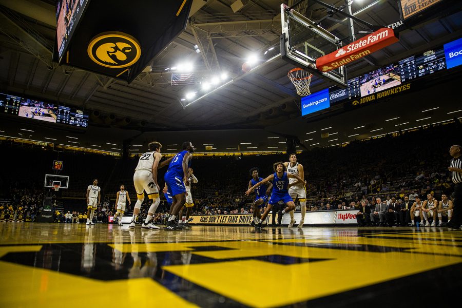Players prepare to rebound the ball during the mens basketball game against Lindsey Wilson College at Carver-Hawkeye Arena on Monday, November 4, 2019. The Hawkeyes defeated the Blue Raiders 96-58. 