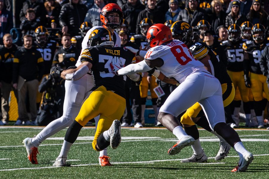 Iowa+line+backer+Kristian+Welch+rushes+Illinois+quarter+back+Brandon+Peters+during+the+game+against+Illinois+on+Saturday%2C+November+23%2C+2019.+The+Hawkeyes+defeated+the+Fighting+Illini+19-10.+
