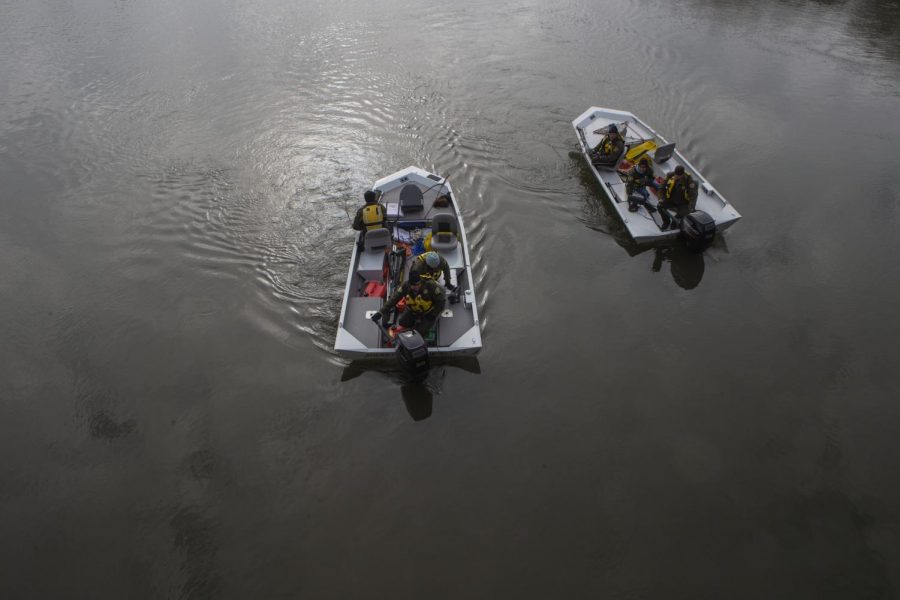 Sheriffs drag the Iowa River in boats near the English and Philosophy Building on Thursday, Nov. 14, 2019. (Jenna Galligan/The Daily Iowan)