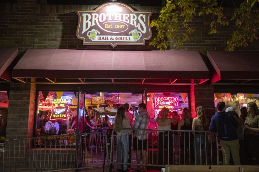 Brother%E2%80%99s+Bar+and+Grill+is+seen+on+Thursday+Oct.+8%2C+2020%2C+the+first+weekend+of+bars+reopening.+Governor+Kim+Reynolds+released+a+proclamation+last+Friday+allowing+bars+to+reopen+in+Johnson+and+Story+counties+on+Monday%2C+Oct.+5.+Many+bar-goers+were+out+without+masks+on+and+there+was+little+social+distancing+in+lines.+