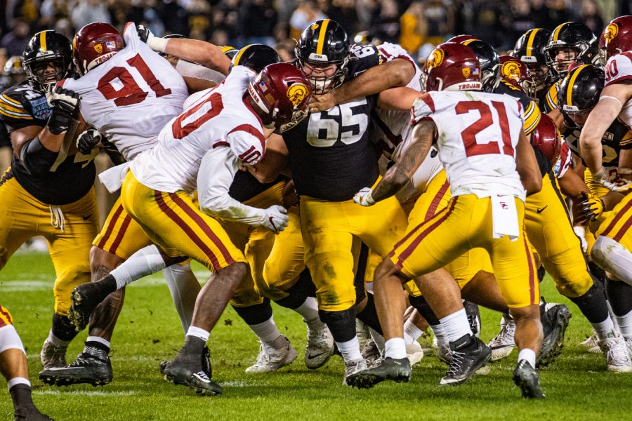 Iowa+center+Tyler+Linderbaum+throws+a+block+during+the+2019+SDCCU+Holiday+Bowl+between+Iowa+and+USC+in+San+Diego+on+Friday%2C+Dec.+27%2C+2019.+The+Hawkeyes+defeated+the+Trojans%2C+49-24.
