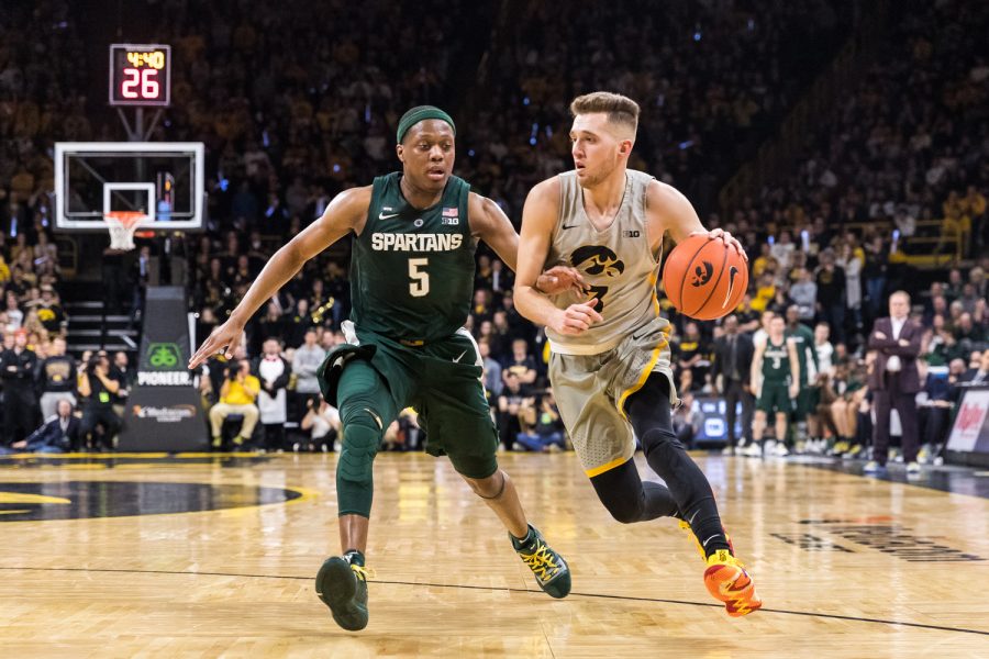 Iowa+guard+Jordan+Bohannon+%233+pushes+the+ball+up+court+during+a+basketball+game+against+Michigan+State+on+Thursday%2C+Jan.+24%2C+2019.+The+Spartans+defeated+the+Hawkeyes+82-67.