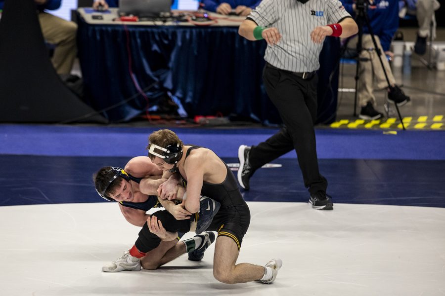 Watch Spencer Lee pins opponent to advance to 125pound finals The
