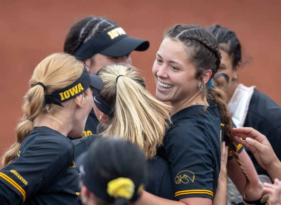 Iowa+pitcher+Lauren+Shaw+is+congratulated+by+teammates+after+winning+a+softball+game+between+Iowa+and+Illinois+on+Saturday%2C+May+15%2C+2021%2C+at+Pearl+Field.+The+Hawkeyes+defeated+the+Fighting+Illini+7-2.