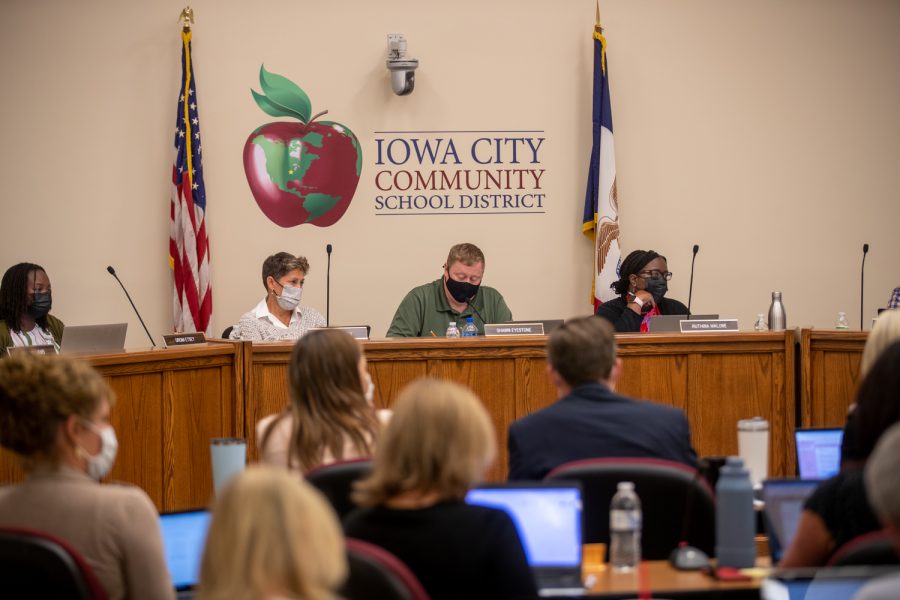 Members+of+the+Iowa+City+Community+School+District+Board+listen+to+members+of+the+crowd+during+an+Iowa+City+Community+School+District+meeting+in+Iowa+City+on+Tuesday%2C+Sept.+14%2C+2021.+Members+of+the+audience+argued+for+and+against+a+mask+mandate+within+the+school+district.+