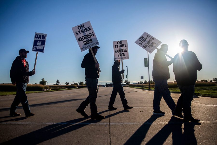 United Auto Workers picket outside of John Deere Des October 14, 2021: Moines Works in Ankeny, Iowa. The Deere workers' strike began at midnight.

Ap Aptopix Deere Contract A Usa Ia