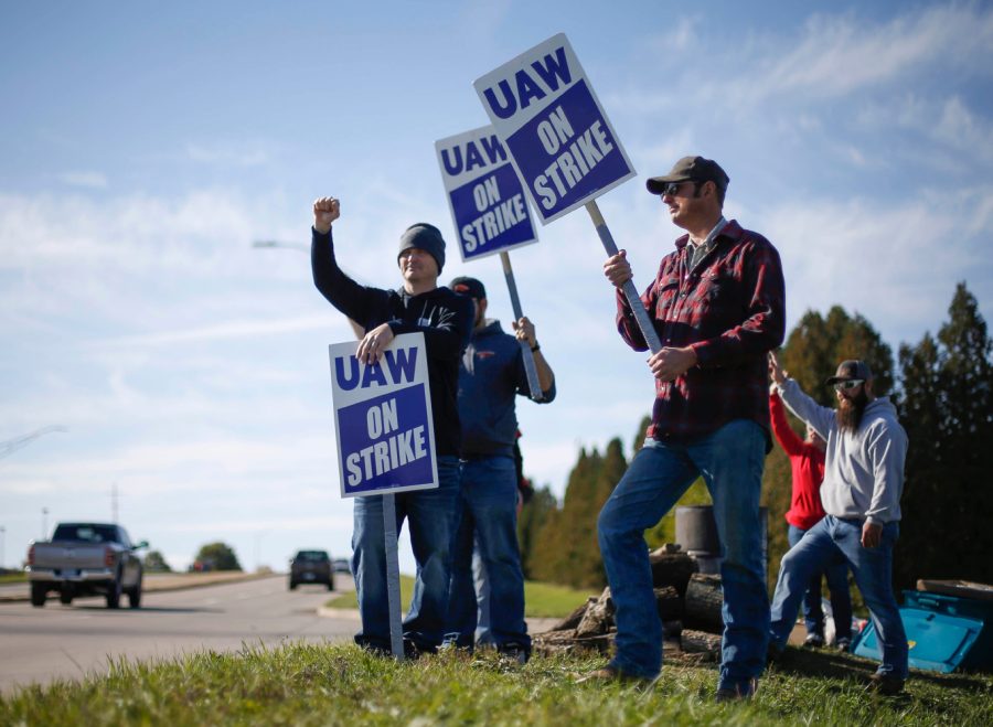 Members of the United Auto Workers strike outside of the John Deere Engine Works plant on Ridgeway Avenue in Waterloo, Iowa, on Friday, Oct. 15, 2021. About 10,000 UAW workers have gone on strike against John Deere since Thursday at plants in Iowa, Illinois and Kansas.

20211015 Uawstrike
