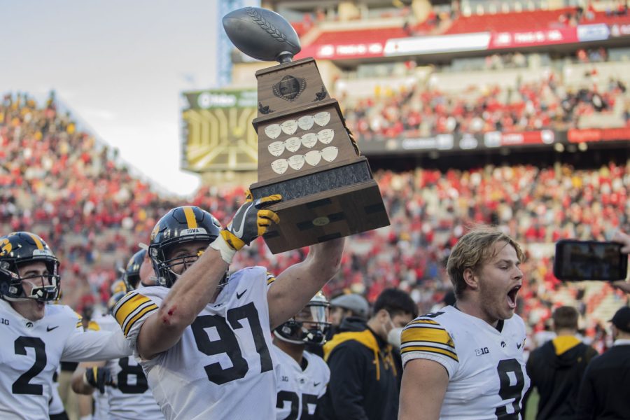Iowa+defensive+lineman+Zach+VanValkenburg+hoists+the+Heroes+Trophy+after+a+football+game+between+No.+16+Iowa+and+Nebraska+at+Memorial+Stadium+in+Lincoln%2C+Nebraska%2C+on+Friday%2C+Nov.+26%2C+2021.+The+Hawkeyes+defeated+the+Cornhuskers+28-21.+The+Cornhuskers+have+yet+to+beat+the+Hawkeyes+since+2014.