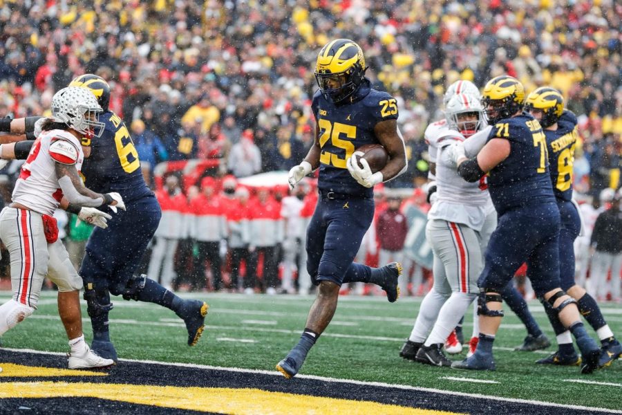 Michigan+running+back+Hassan+Haskins+%2825%29+scores+a+touchdown+against+Ohio+State+during+the+second+half+at+Michigan+Stadium+in+Ann+Arbor+on+Saturday%2C+Nov.+27%2C+2021.+2021-11-27-michigan+haskins