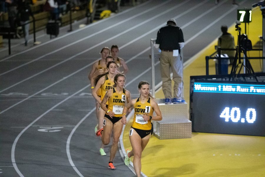 Emma+Gordon+leads+the+women%E2%80%99s+one-mile+run+early+during+the+Jimmy+Grant+Invitational+meet+at+the+Iowa+Recreation+Building+in+Iowa+City+on+Saturday%2C+Dec.+11%2C+2021.+Members+of+Drake%2C+Northern+Illinois%2C+Northern+Iowa%2C+Iowa+and+Wisconsin+were+featured+at+the+meet.+