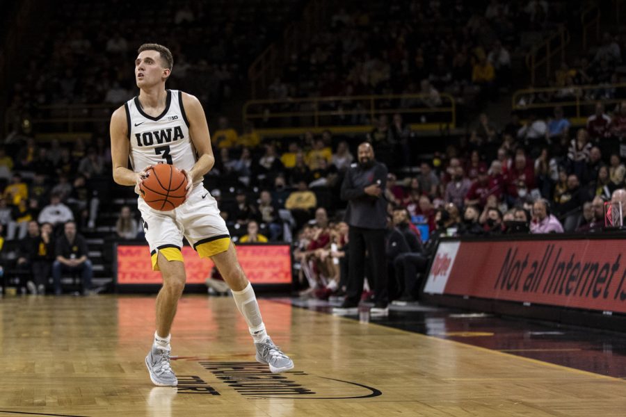 Iowa+guard+Jordan+Bohannon+looks+to+shoot+a+3-pointer+during+a+men%E2%80%99s+basketball+game+between+Iowa+and+Indiana+at+Carver-Hawkeye+Arena+on+Thursday%2C+Jan.+13%2C+2022.+The+Hawkeyes+defeated+the+Hoosiers%2C+83-74.+Coming+into+the+game%2C+Bohannon+was+one+3-pointer+away+from+400+and+four+away+from+1%2C000+attempts.+Bohannon+reached+both+of+these+goals+by+shooting+1-7+in+3-pointers.