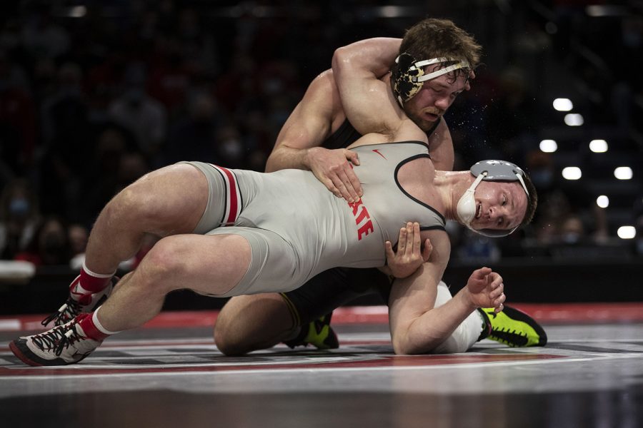 Iowa 197-pound No. 4 Jacob Warner wrestles Ohio State’s No. 20 Gavin Hoffman during a wrestling dual between No. 2 Iowa and No. 6 Ohio State at the Covelli Center in Columbus, OH on Friday, Jan. 21, 2022. The Hawkeyes defeated the Buckeyes 21-12. Warner defeated Hoffman 6-5.