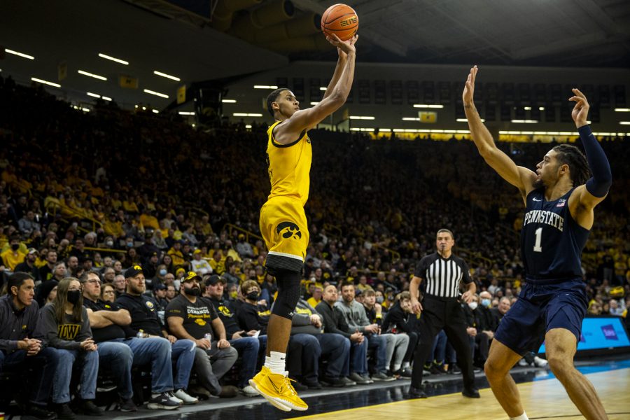 Iowa+forward+Keegan+Murray+shoots+during+a+men%E2%80%99s+basketball+game+between+Iowa+and+Penn+State+at+Carver-Hawkeye+Arena+on+Saturday%2C+Jan.+22%2C+2022.+Murray+led+the+team+in+points+with+15.+The+Hawkeyes+defeated+the+Nittany+Lions%2C+68-51.