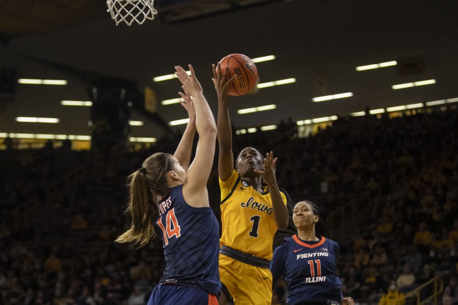 Iowa guard Tomi Taiwo drives to the basket for a layup. Taiwo went 6-7 from the field while scoring 14 points during a women’s basketball game between No. 25 Iowa and Illinois at Carver-Hawkeye Arena in Iowa City on Sunday, Jan. 23, 2022. The Hawkeyes defeated the Fighting Illini, 82-56.