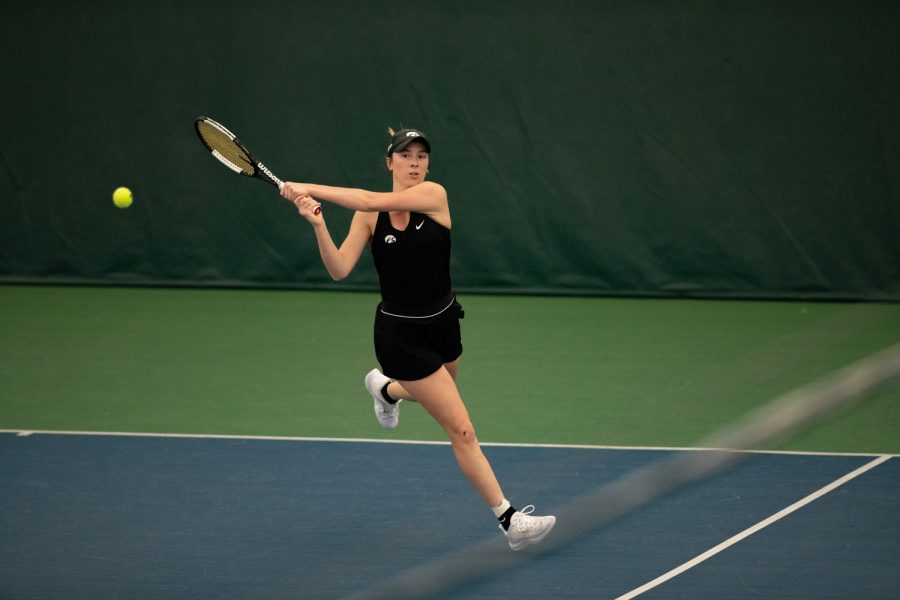 Iowa%E2%80%99s+Samantha+Mannix+hits+a+ball+during+a+women%E2%80%99s+tennis+meet+between+Iowa+and+Illinois+inside+the+Hawkeyes+Tennis+%26amp%3B+Recreation+Complex+on+Friday%2C+April+1%2C+2022.+Mannix+won+her+match+2-1.+The+Illini+defeated+the+Hawkeyes%2C+4-2.