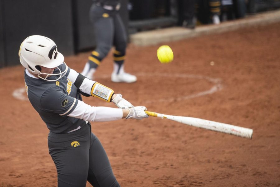 Iowa+pitcher+Denali+Loecker+swings+a+bat+during+a+softball+game+between+Iowa+and+Drake+at+Pearl+Field+in+Iowa+City%2C+Iowa%2C+on+Wednesday%2C+April+6%2C+2022.+Loecker+scored+a+home+run+in+the+sixth+inning+to+put+Iowa+in+the+lead.+The+Hawkeyes+defeated+the+Bulldogs%2C+3-2.
