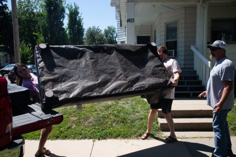(Left to Right) University of Iowa student Nyvaeh Bowen and her boyfriend Isaak Hansen carry a couch during move-in day in Iowa City on August 1, 2022.