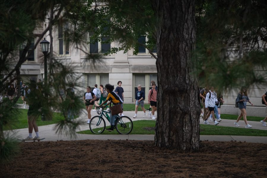 Students+walk+and+bike+to+and+from+class+at+the+University+of+Iowa%E2%80%99s+Pentacrest+on+Wednesday%2C+Sept.+21%2C+2022.+The+University+of+Iowa+has+enrolled+their+third+largest+freshman+class+in+history%2C+with+4%2C986+students+in+total.+
