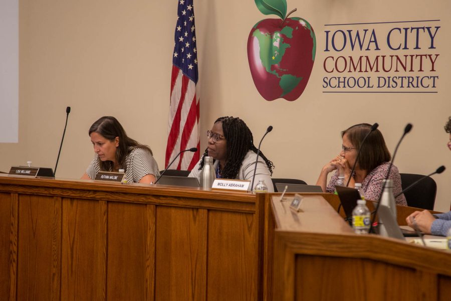 Iowa+City+Community+School+District+President+Ruthina+Malone+speaks+on+class+sizes+at+a+school+board+meeting+for+the+Iowa+City+Community+School+District+on+Tuesday%2C+Sept.+13%2C+2022