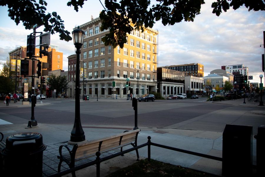 The+Fall+Gallery+Walk+is+held+in+downtown+Iowa+City+Oct.+7%2C+2022.+