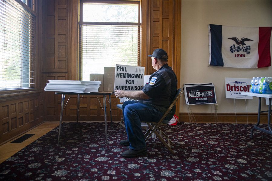 Phil Hemingway assembles signs in the Johnson County Republican headquarters on Friday, Aug. 26, 2022. Heminway’s sign design was created by his daughter and has been the same since he first ran for school board. (Ayrton Breckenridge/The Daily Iowan)