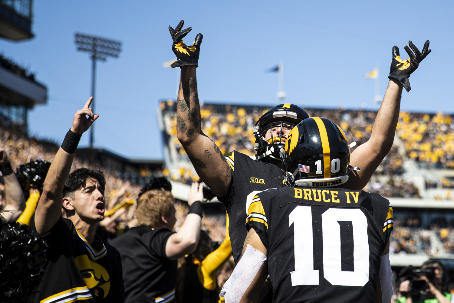 On the Line  Daily Iowan football staff picks a slate of college football bowl  games - The Daily Iowan