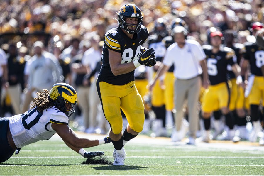 Iowa+tight+end+Sam+LaPorta+%2884%29+runs+after+a+catch+during+a+football+game+between+Iowa+and+No.+4+Michigan+at+Kinnick+Stadium+in+Iowa+City+on+Saturday%2C+Oct.+1%2C+2022.+The+Wolverines+defeated+the+Hawkeyes%2C+27-14.+
