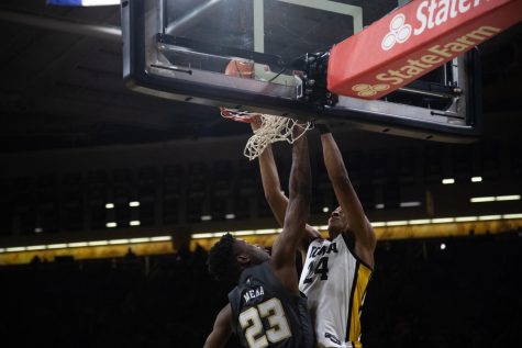 Iowa men’s basketball forward Kris Murray bounces back with massive double-double against Georgia Tech after road struggles