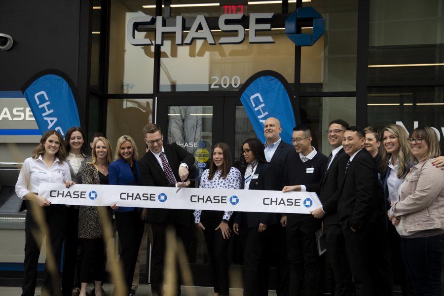 Chase+Bank+employees+pose+for+photos+before+Branch+Manager+Sean+Peterson+cuts+the+ribbon+at+a+ceremony+at+Chase+Bank+in+downtown+Iowa+City+Wednesday%2C+Jan.+18%2C+2023.