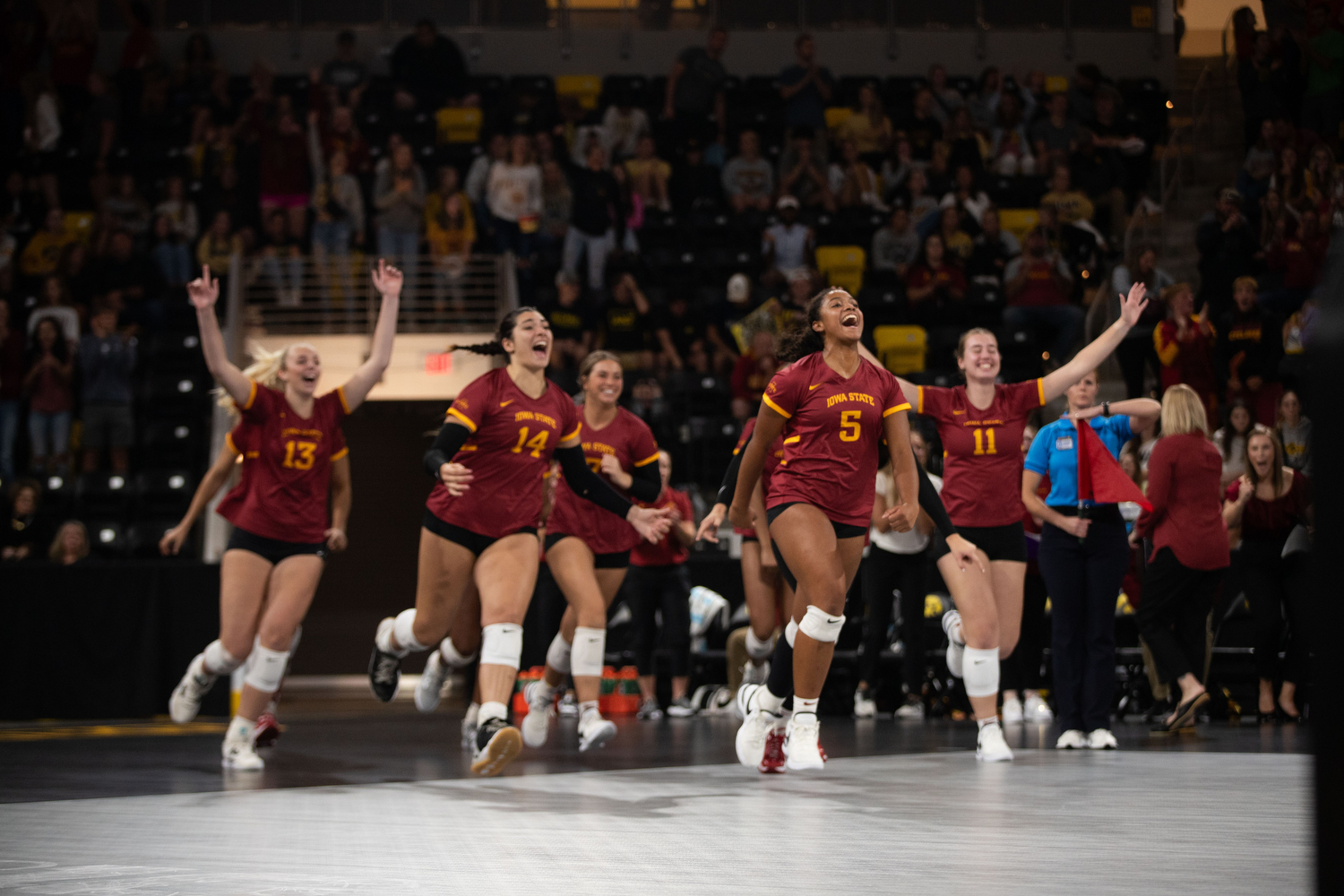 Photos: Iowa Volleyball Vs. Iowa State - The Daily Iowan