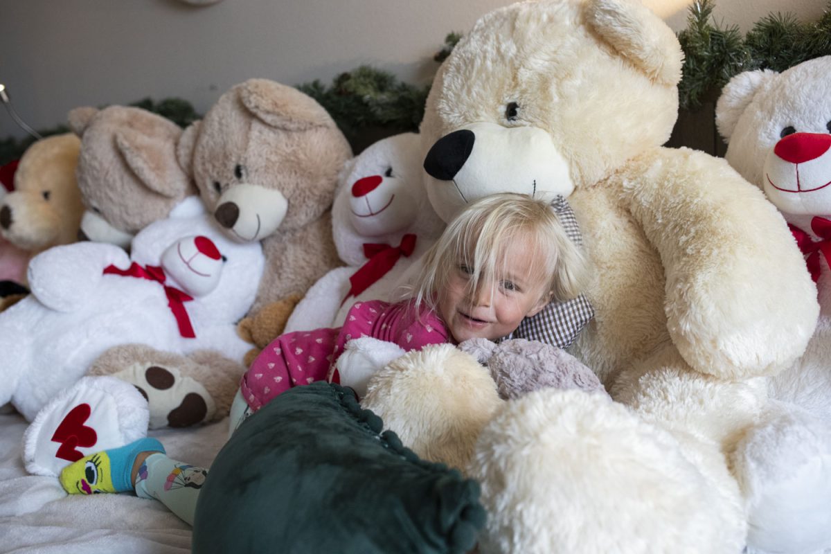 Kenzie+Trana%2C+4%2C+plays+with+teddy+bears+at+the+Teddy+Bear+Room+at+the+Hilton+Garden+Inn+in+Iowa+City+on+Monday%2C+Dec.+4%2C+2023.+Room+1105+at+the+Hilton+Garden+Inn+is+filled+with+hundreds+of+teddy+bears+for+the+holiday+season.+The+room+is+open+to+the+public+from+Nov.+26+through+Jan.+1+at+no+cost.