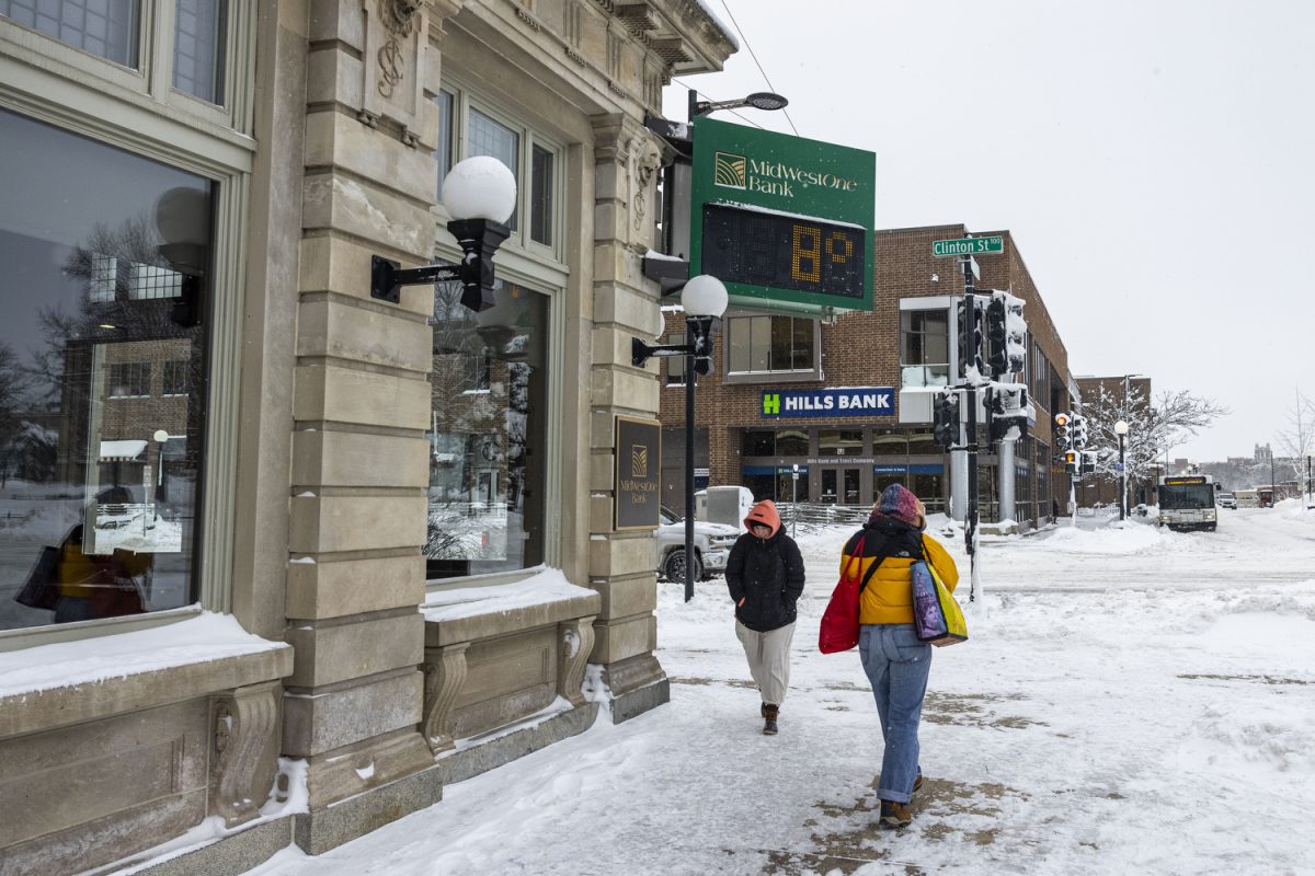 Community+members+walk+through+downtown+Iowa+City+on+Saturday%2C+Jan.+13%2C+2024.+The+University+of+Iowa+issued+a+Hawk+Alert+around+2+p.m.+Saturday+with+a+National+Weather+Service+wind+chill+warning+from+Jan.+13+to+Jan.+16.+The+Hawk+Alert+statement+said+a+-40+degree+wind+chill+would+occur+and+frostbite+within+10+minutes+of+being+outside+is+possible.