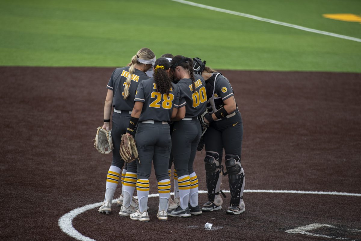 Iowa+players+meet+on+the+mound+during+a+softball+game+between+Minnesota+and+Iowa+at+Bob+Pearl+Field+in+Iowa+City%2C+Iowa.+The+Golden+Gophers+defeated+the+Hawkeyes+6-2+in+extra+innings.