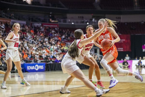 Solon senior Callie Levin prepares to shoot the ball during the 3A Iowa High School Girls Athletic Union state championship basketball game between Solon and Estherville Lincoln Central on Friday, March 1, 2024. The Spartans defeated the Midgets 54-47. (Emily Nyberg/The Daily Iowan)