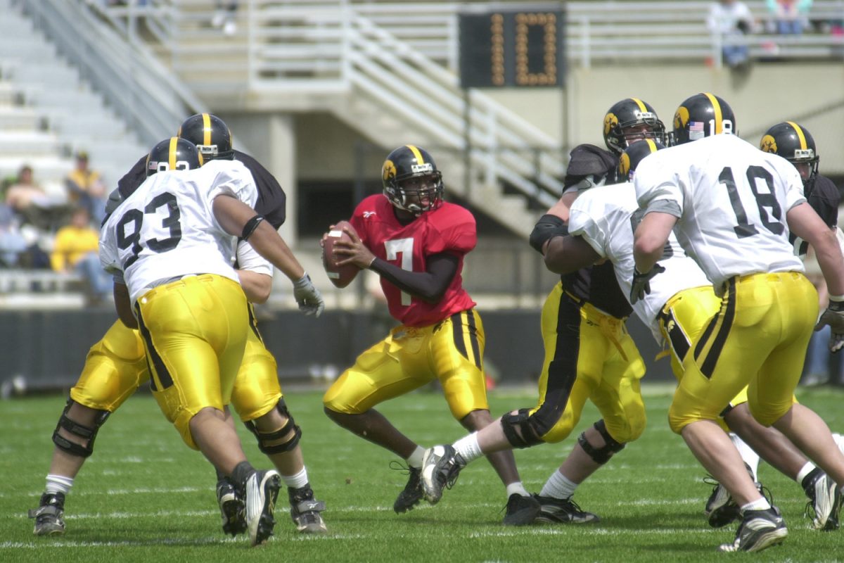 Scott Morgan/The Daily Iowan
Iowa quarteback Brad Banks drops back for a pass during the spring game at Kinnick Stadium on April 20, 2002.