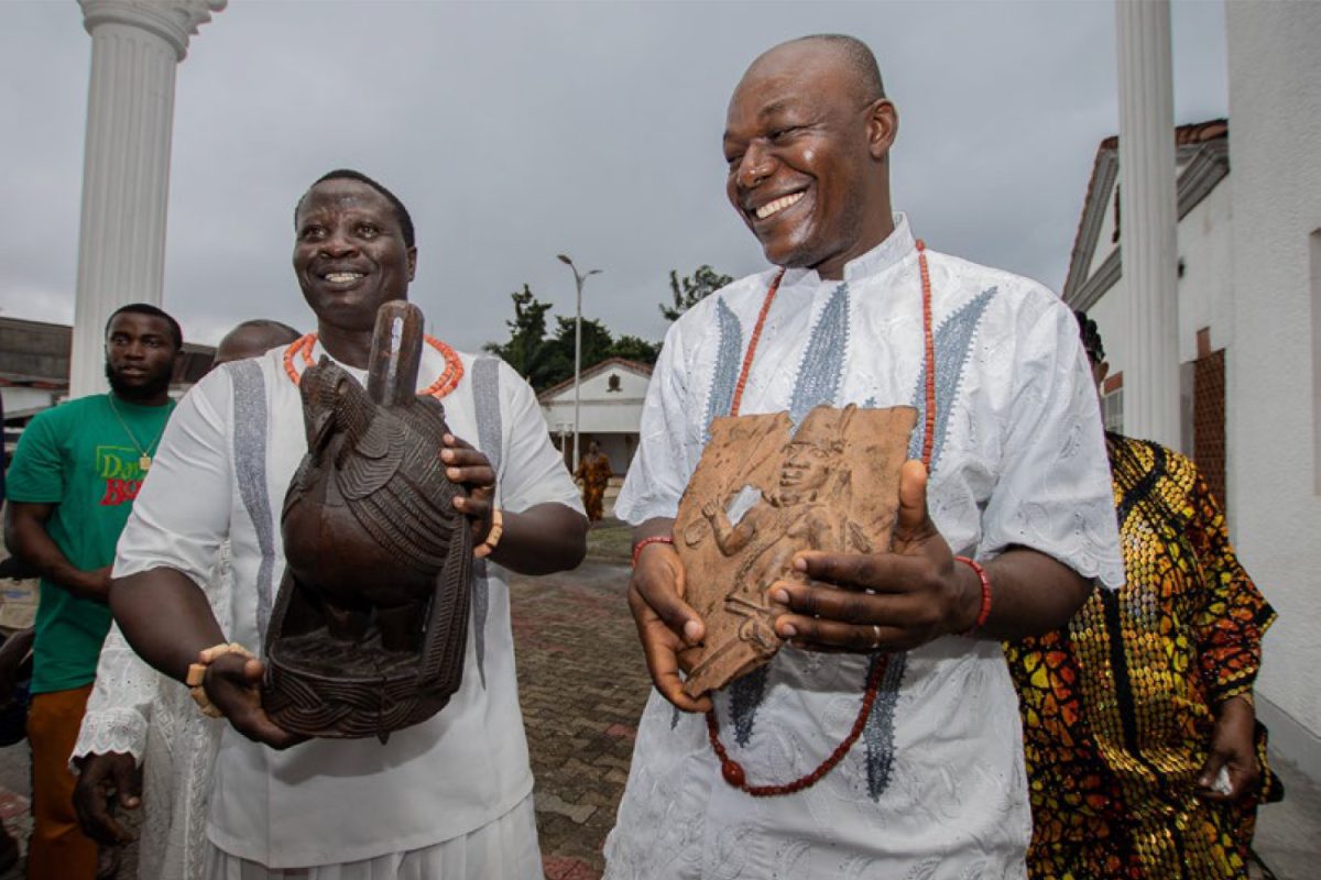 Palacer Dignitaries carrying the Benin Bronzes during the restitution ceremony. 